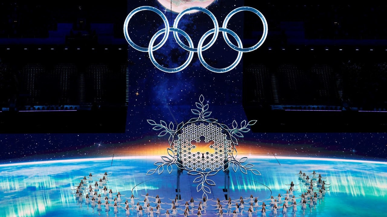 Los actores actúan durante la Ceremonia de Apertura de los Juegos Olímpicos de Beijing 2022 en el Estadio Nacional, también conocido como Nido de Pájaro