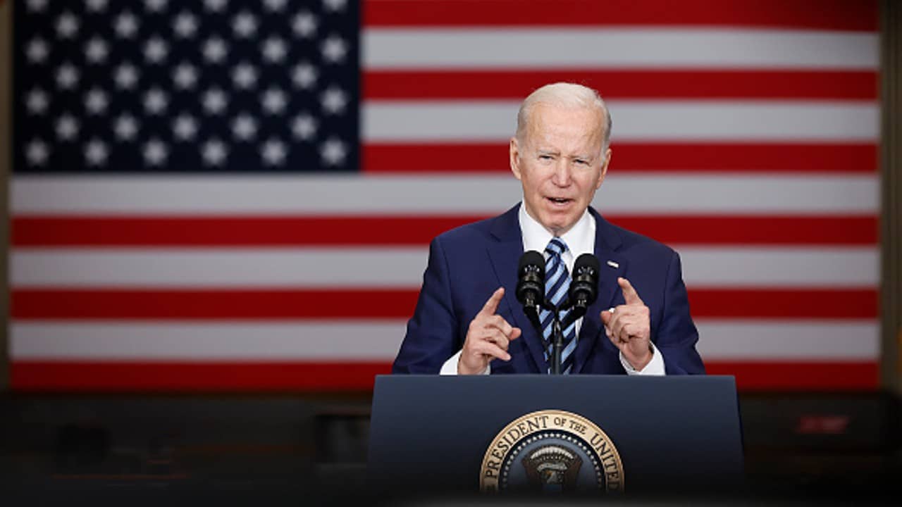 Biden celebra caída "drástica" de casos de covid en EEUU.