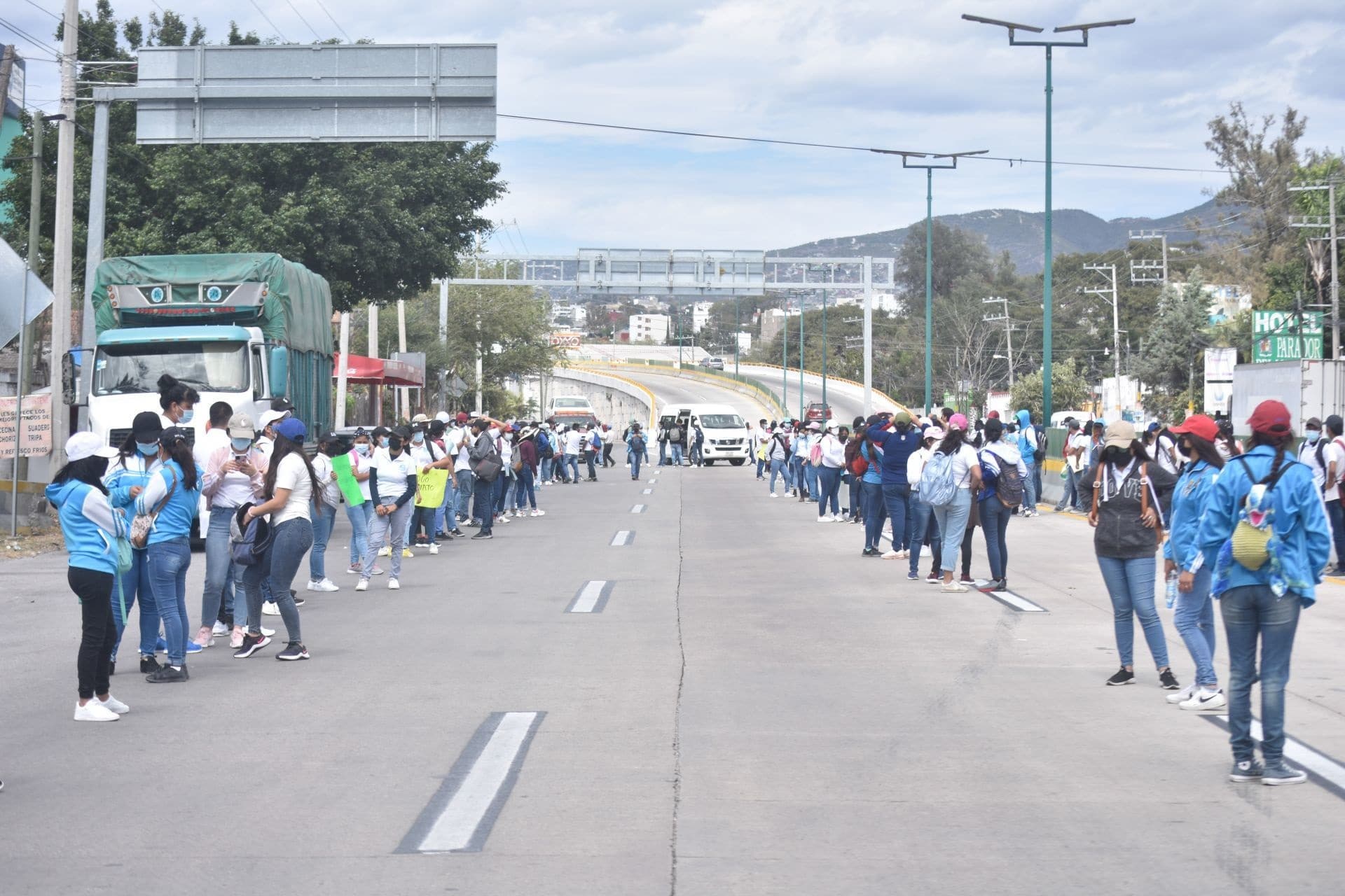 Normalistas en Guerrero se retiran de la Autopista del Sol