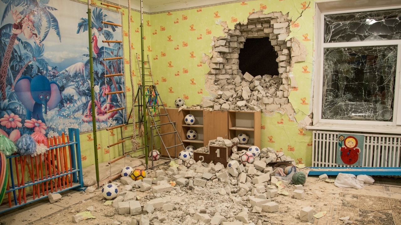Ladrillos y escombros se mezclan con juguetes debajo de una pared dañada después del bombardeo reportado en el este de Ucrania