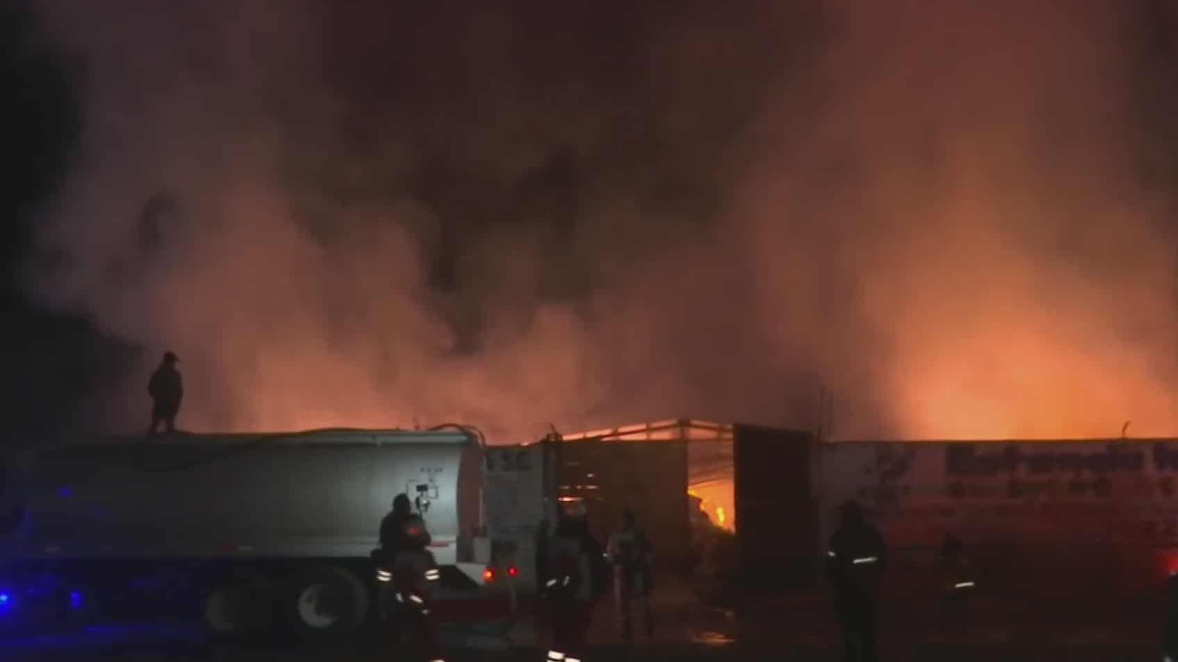bomberos combaten incendio en bodega de algodon en chalco edomex