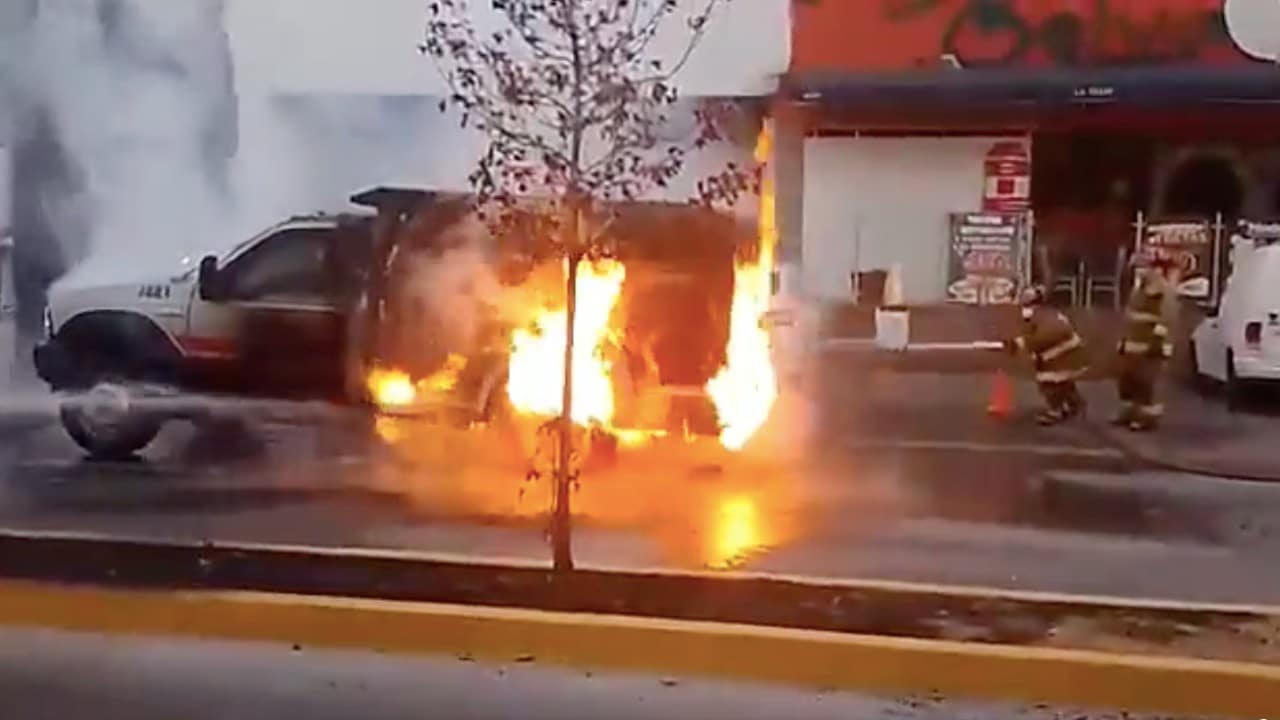 Bomberos sofocan incendio de camioneta de valores en Metepec