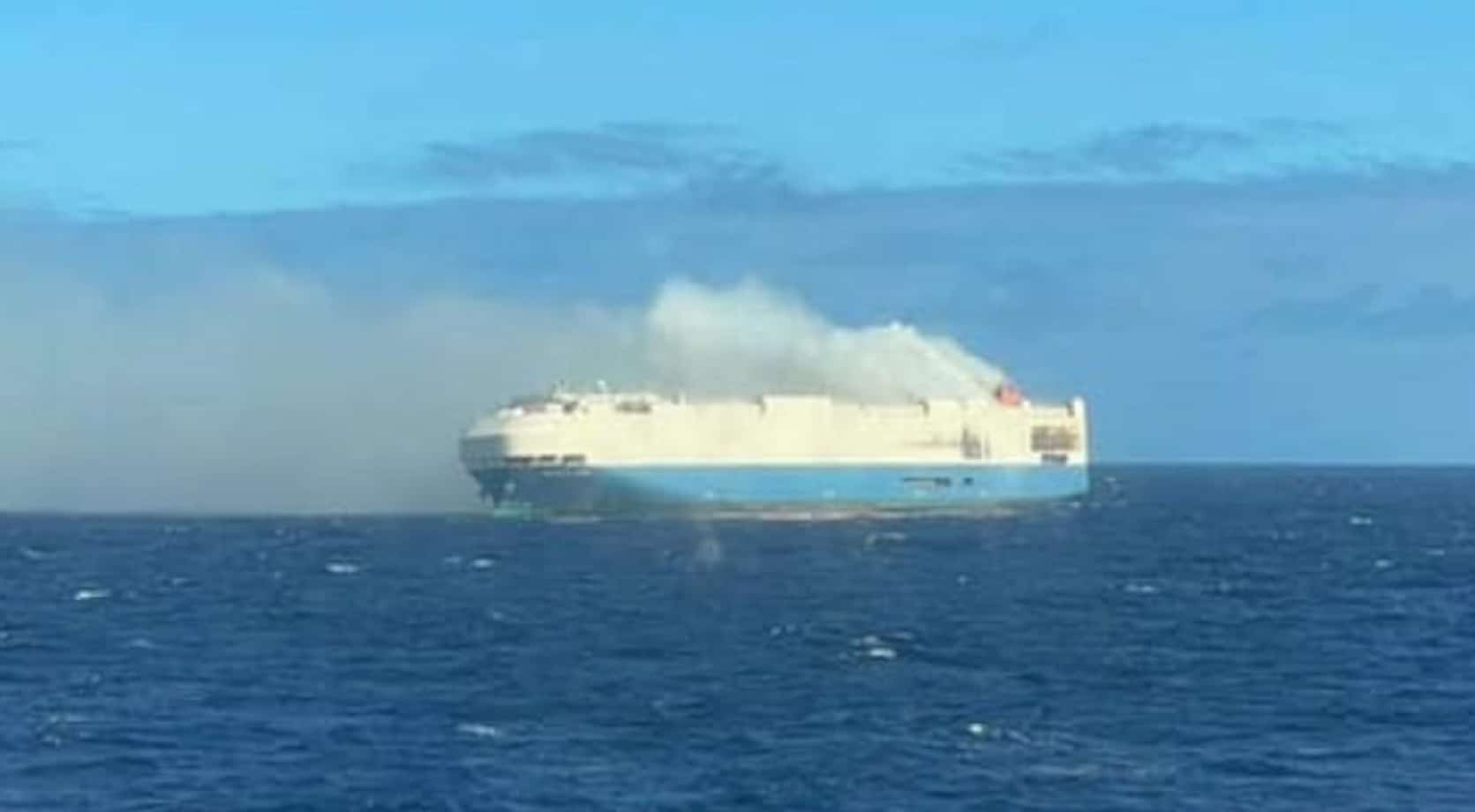 Rescatan a 22 tripulantes de buque incendiado en Azores
