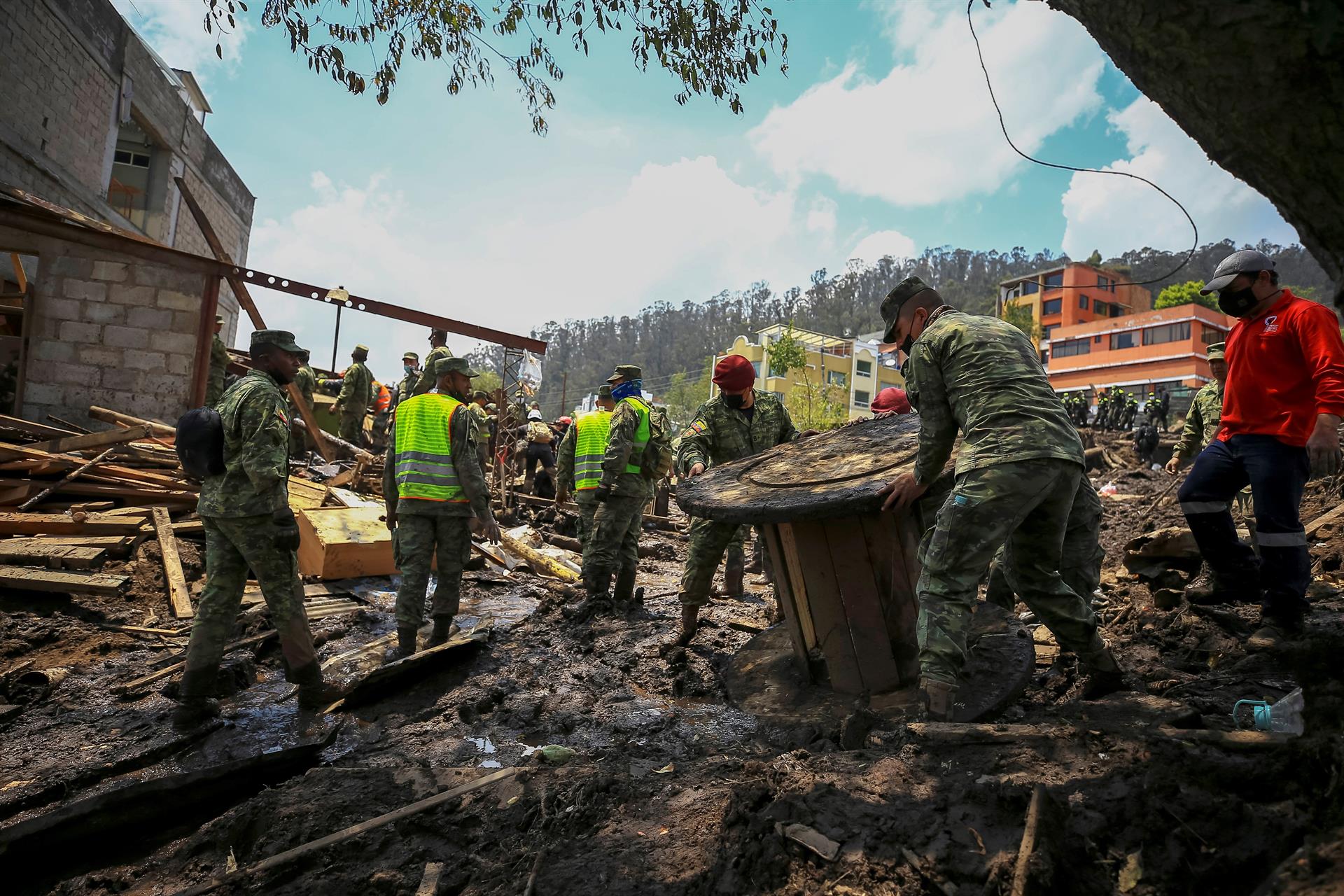 Buscan víctimas en cancha arrasada por alud en Quito