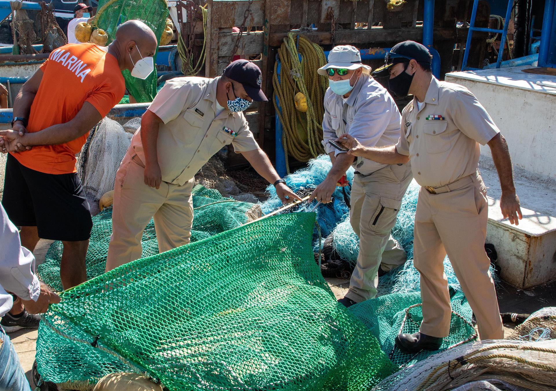 Inspección a pescadores mexicanos (EFE)