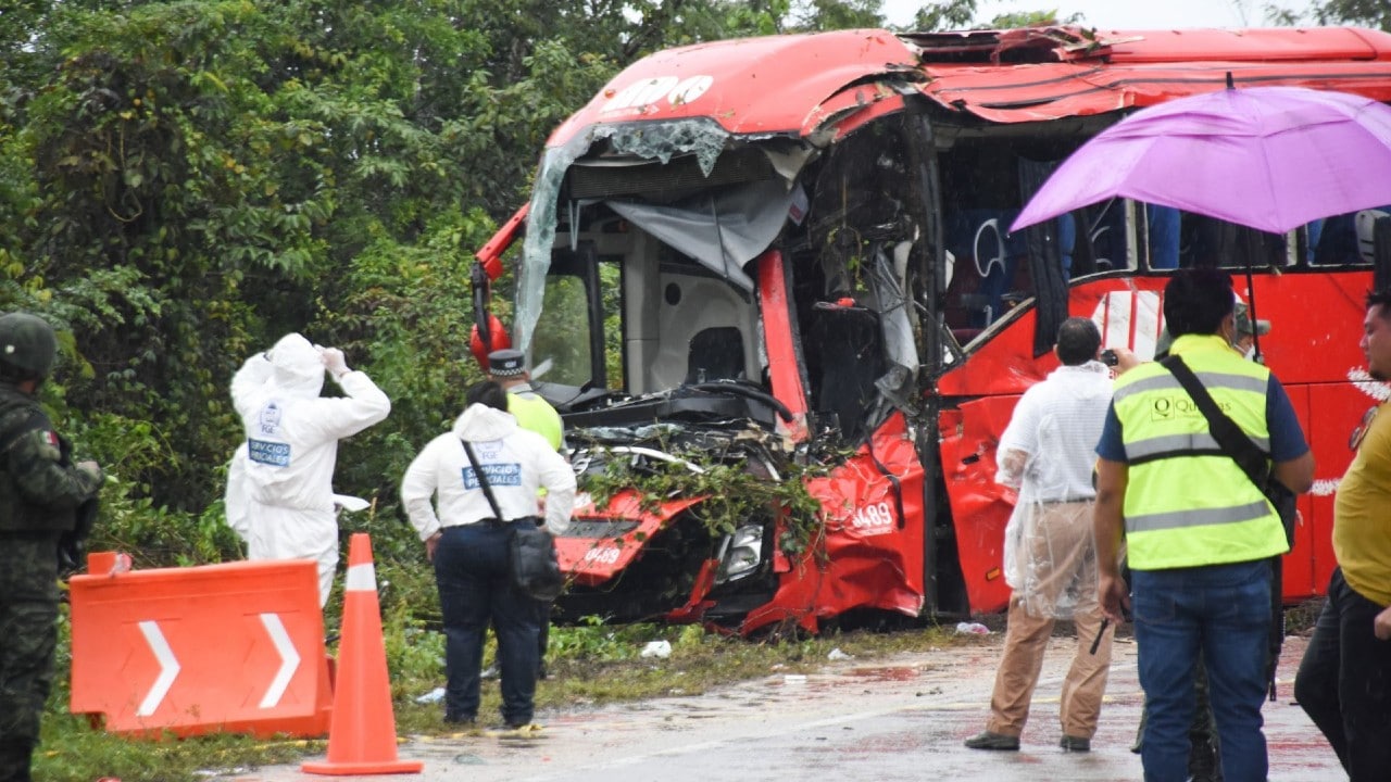 Volcadura de autobús deja 8 muertos en Quintana Roo.