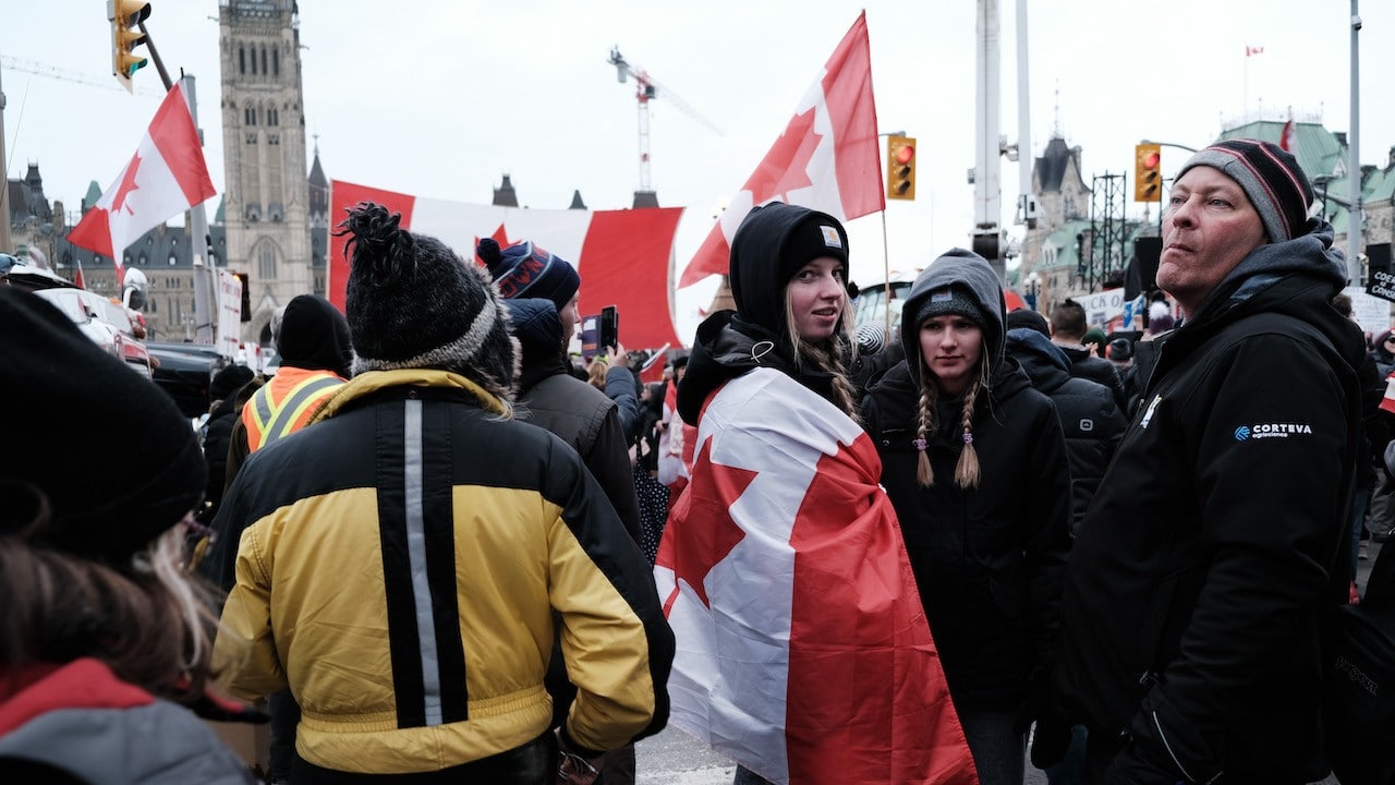 Cientos de camioneros y sus seguidores se reúnen para bloquear las calles del centro de Ottawa (Getty Images)