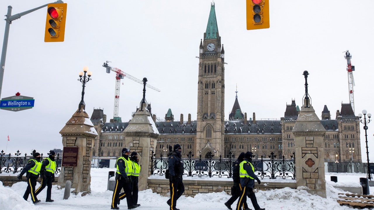 Casi 200 detenidos en operación para dispersar protesta antivacunas en Ottawa