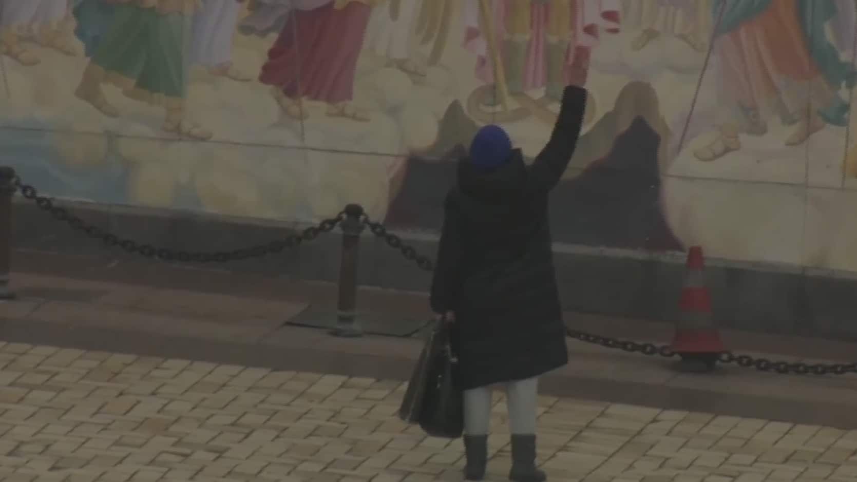 captan a mujer rezando tras bombardeos en kiev ucrania