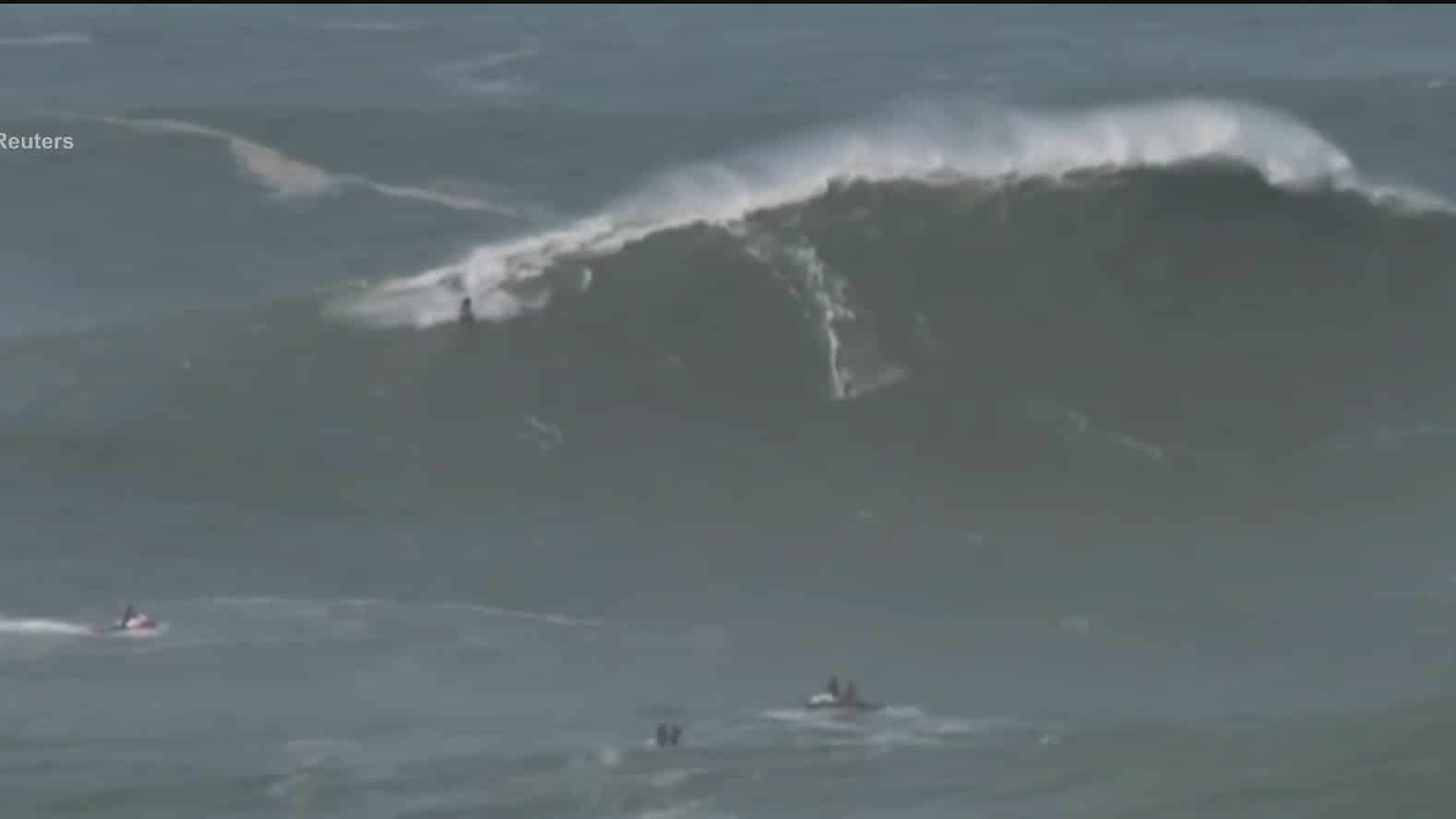 captan a surfistas en enormes olas en portugal