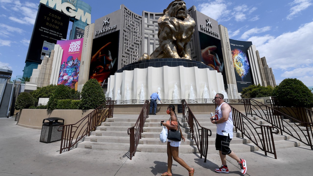 Los visitantes caminan frente al MGM Grand Hotel & Casino en Las Vegas (Getty Images)