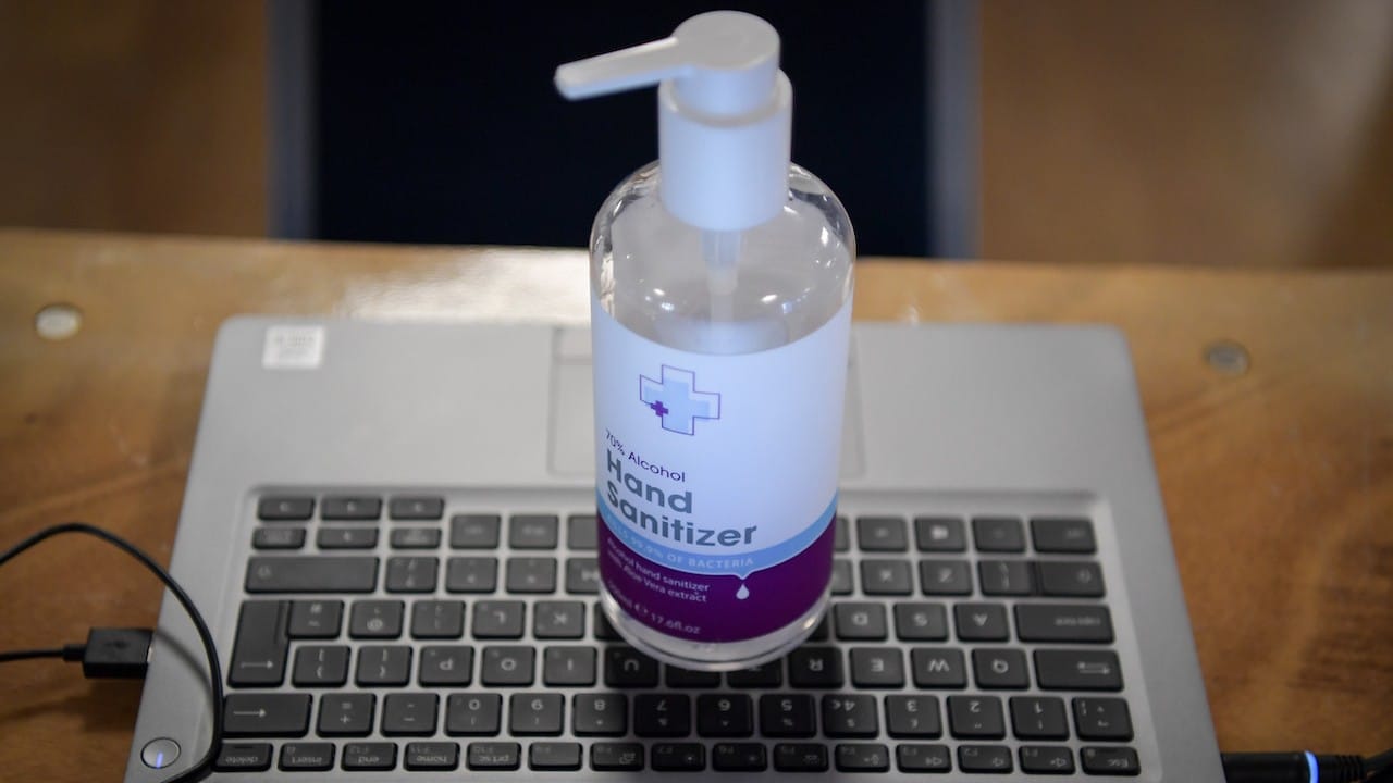 Una computadora portátil y gel antibacterial (Getty Images)