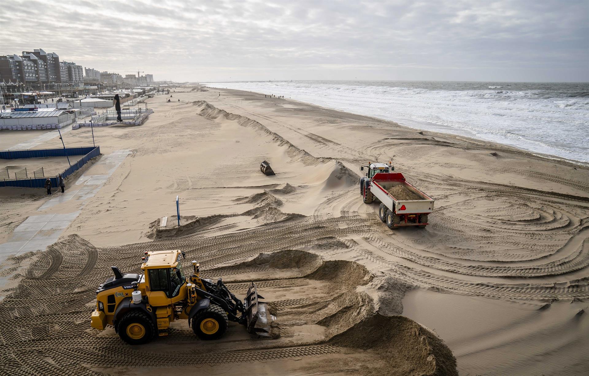 Se están haciendo colinas de arena para proteger las carpas de playa contra el nivel alto del agua en la playa de Scheveningen en La Haya, Países Bajos (EFE) Se están haciendo colinas de arena para proteger las carpas de playa contra el nivel alto del agua en la playa de Scheveningen en La Haya, Países Bajos (EFE)