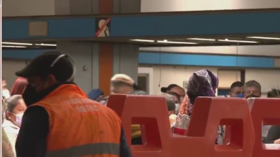 colectivas feministas se manifiestan en la estacion cuatro caminos del metro