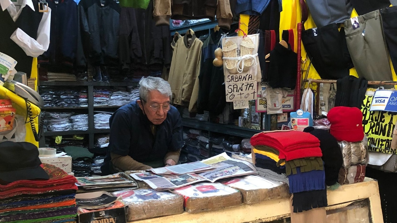 Fotografía de un comerciantes en un mercado de la Ciudad de México