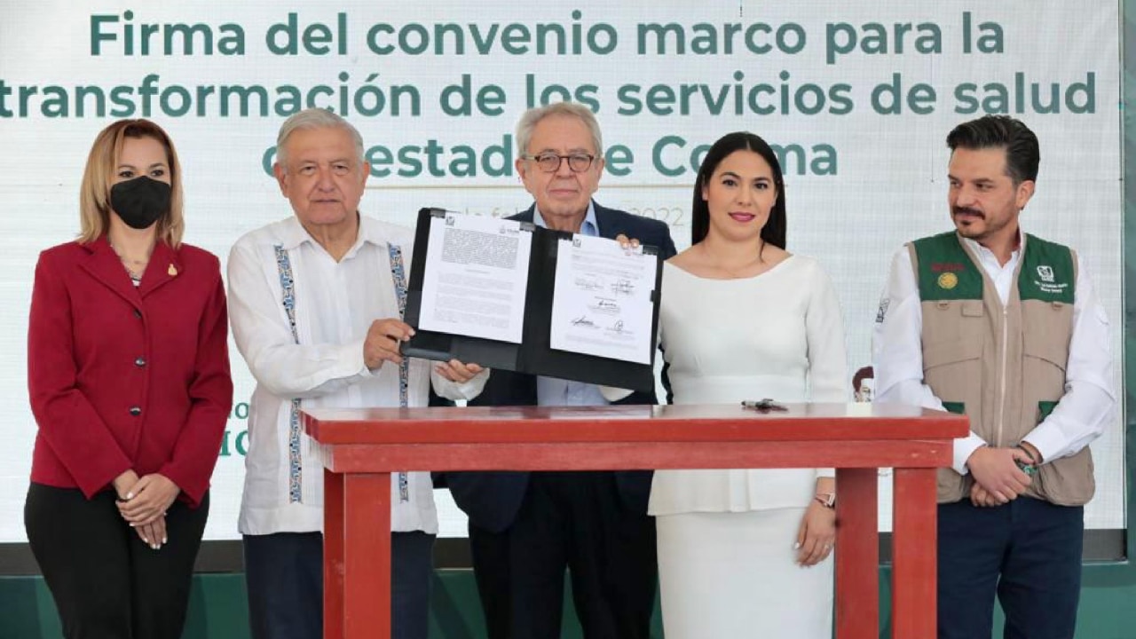 El presidente, Andrés Manuel López Obrador (AMLO), firma con la gobernadora Indira Vizcaíno Silva firman convenio de Salud.