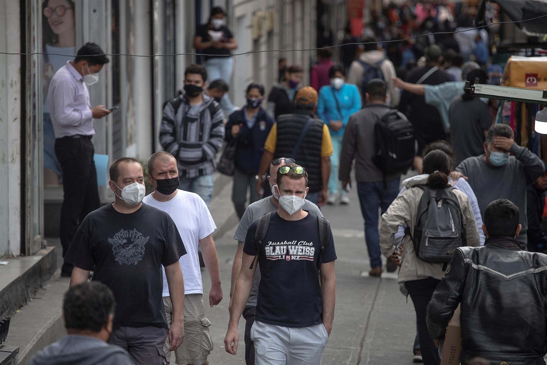 Turistas pasean en calles del Centro Histórico de la Ciudad de México (EFE)