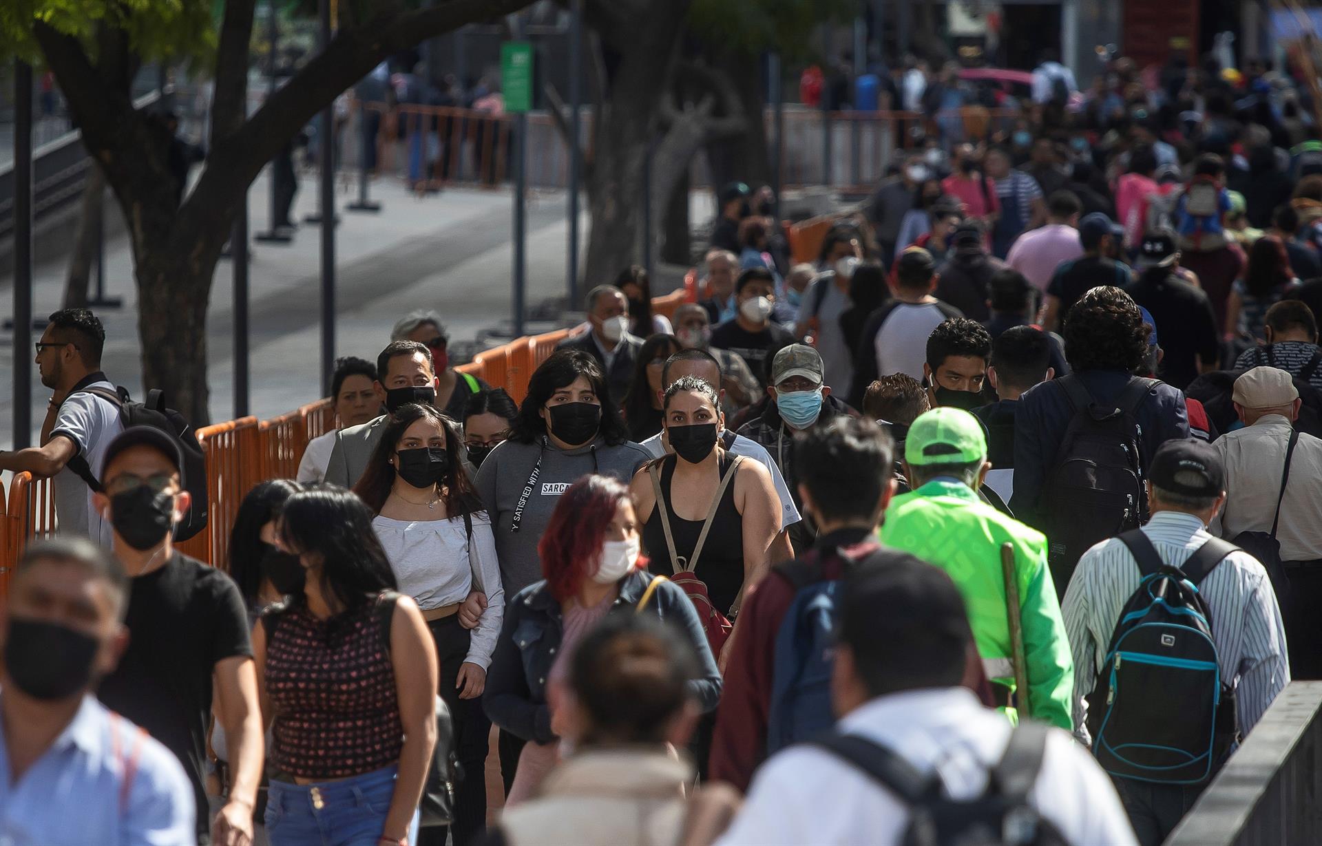 Personas caminan con cubrebocas en la Ciudad de México (EFE)