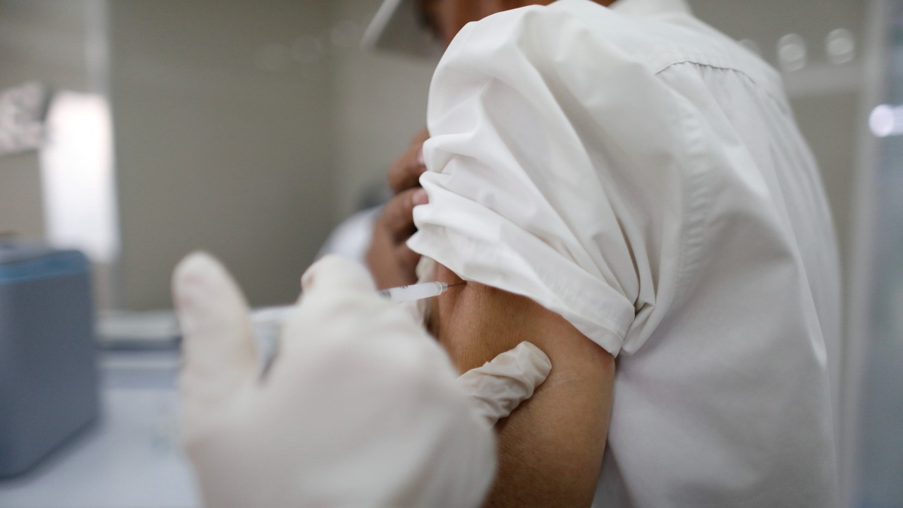 Irán devuelve 820 mil vacunas anticovid donadas por ser fabricadas en EEUU