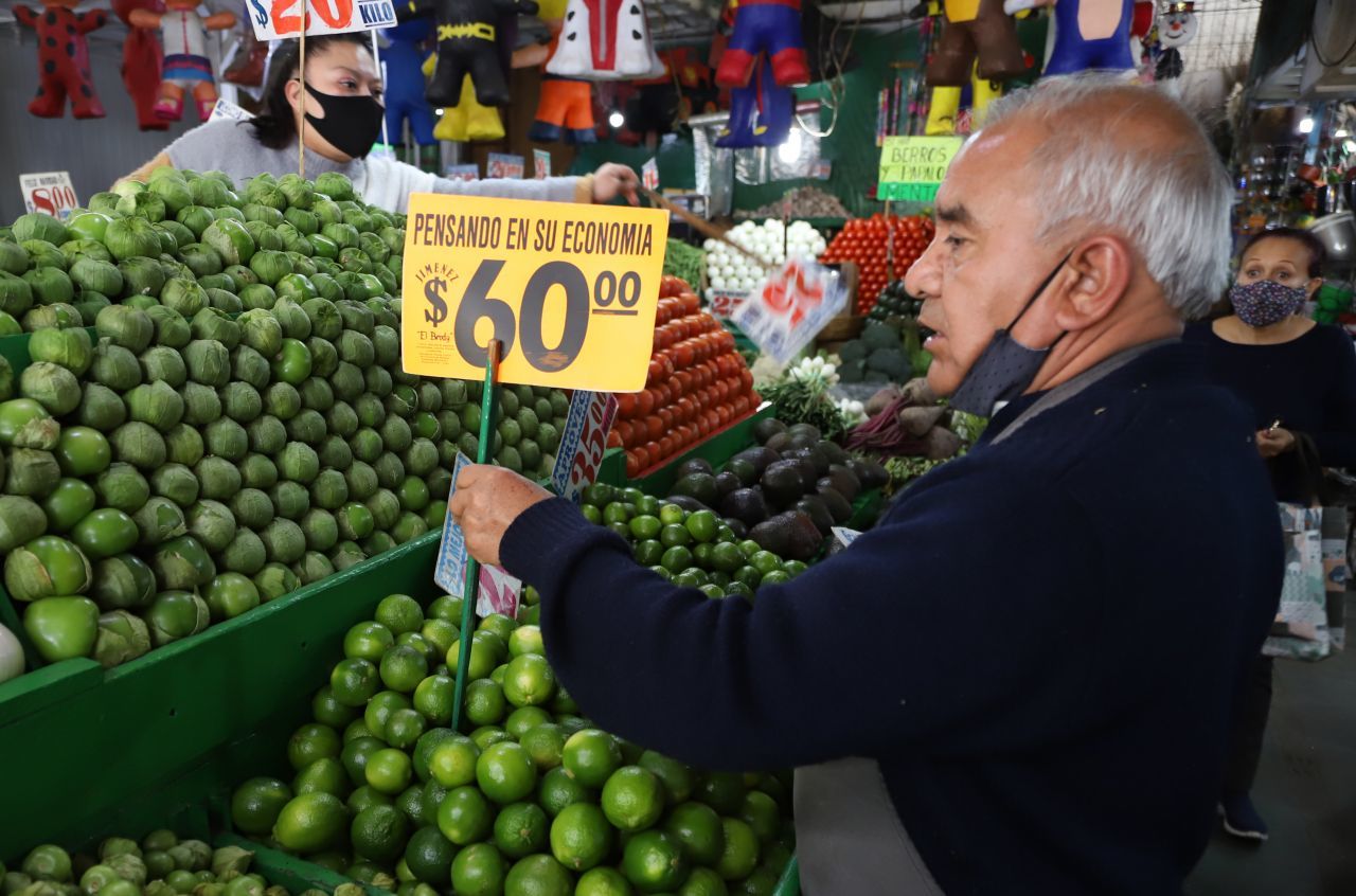 Una persona atiende su negocio en un mercado de la ciudad de México. Fuente: Cuartoscuro, archivo