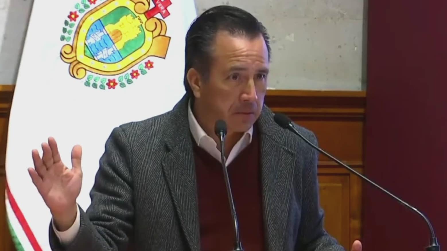 cuitlahuac garcia gobernador de veracruz confronta a periodista y la acusa de mentir