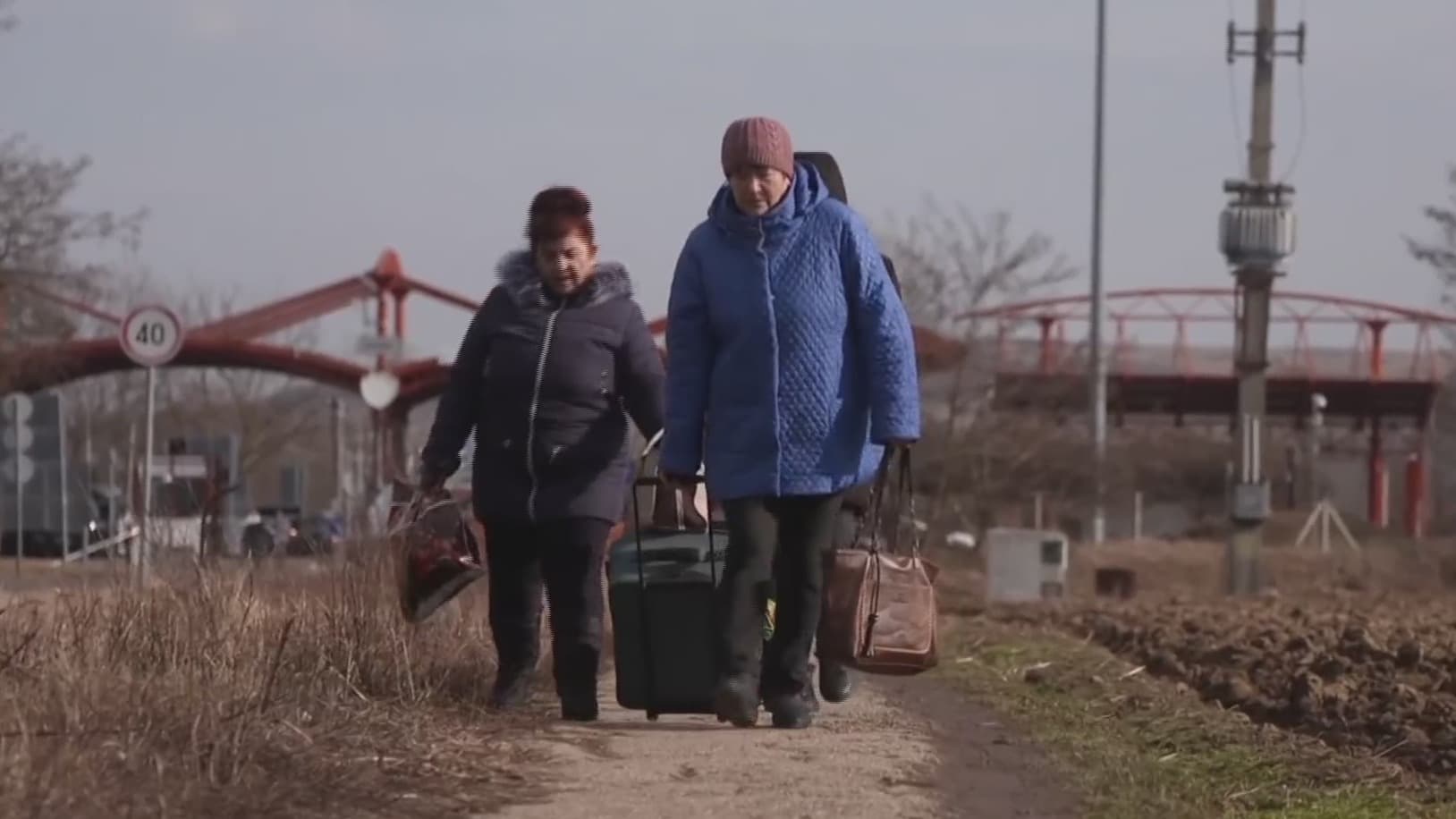 decena de familias ucranianas llegan a ciudades de polonia en busca de refugio
