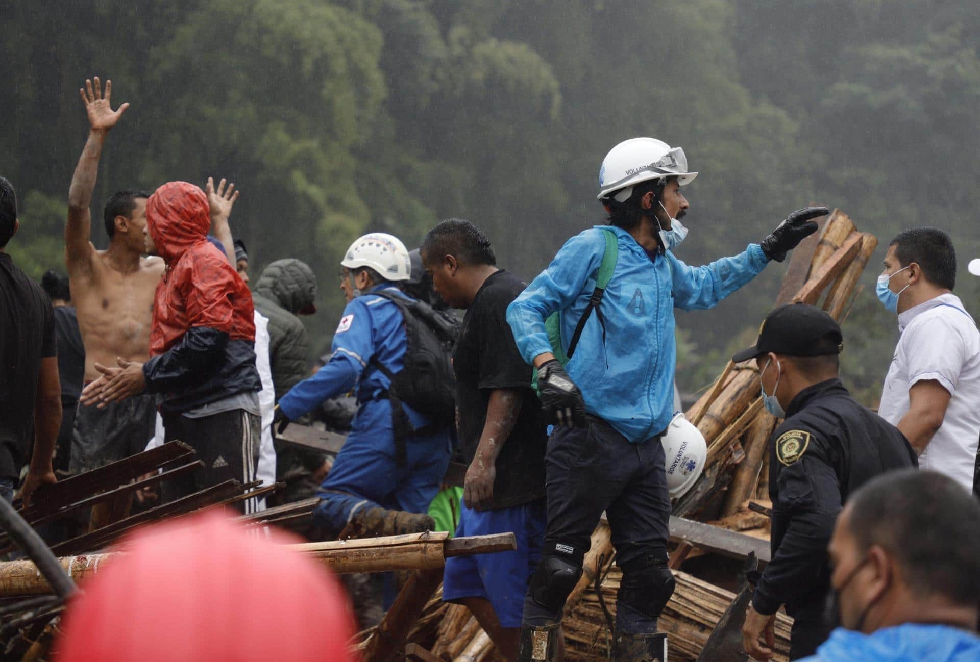 Autoridades y miembros de cuerpos de rescate trabajan en una zona afectada por un deslizamiento de tierra en la ciudad de Pereira, Colombia (EFE)