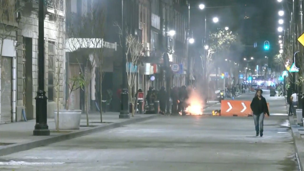 Manifestantes queman mobiliario durante protesta en el Centro Histórico de CDMX (FOROtv)