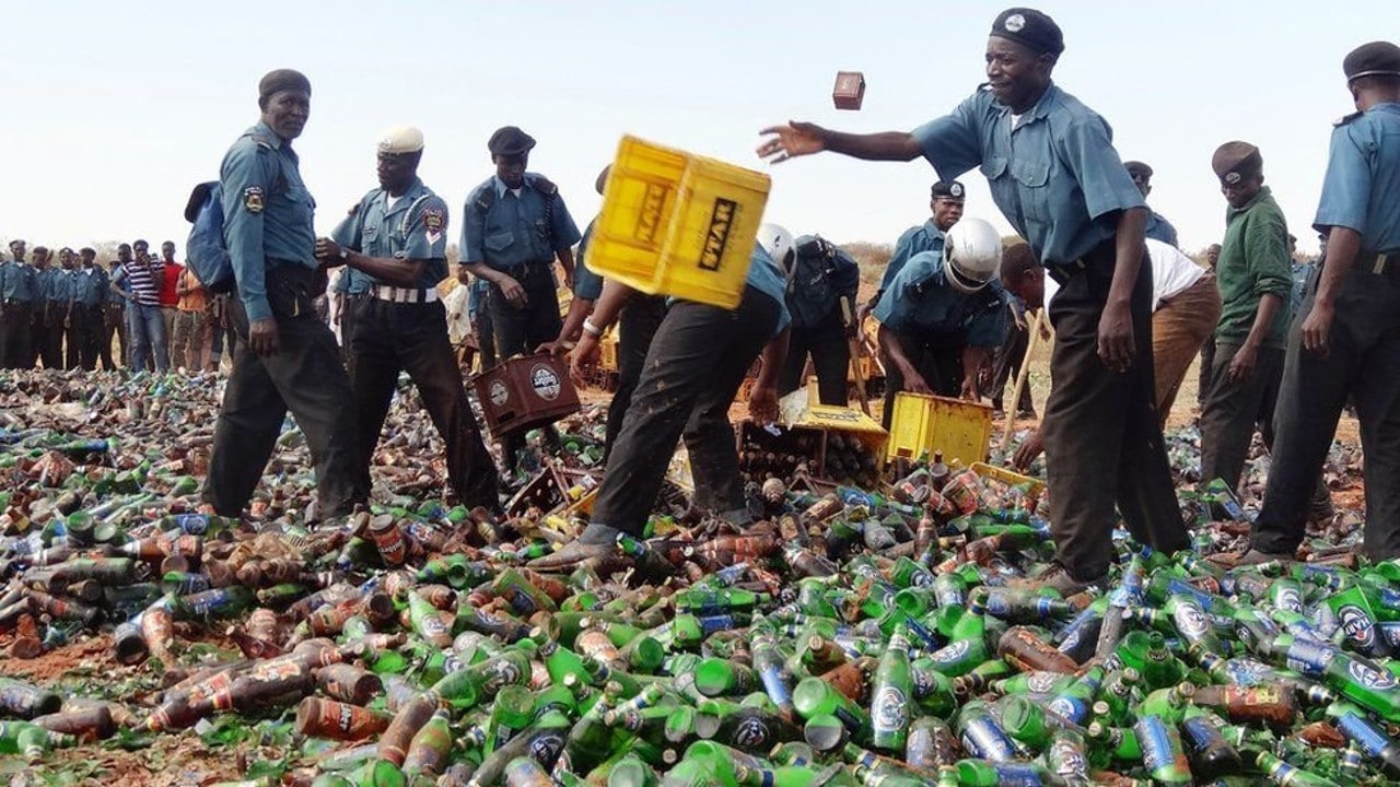 Destruyen 3.8 millones de botellas de cerveza en Kano, Nigeria