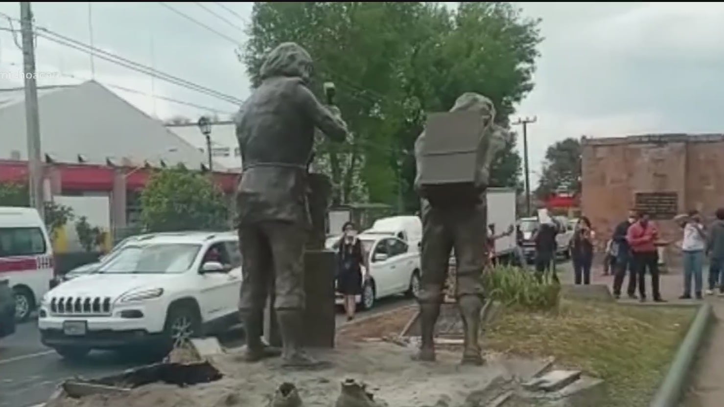 detenidos por destruir estatua en morelia llegan a acuerdo reparatorio con las autoridades