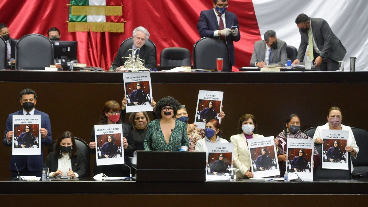 Diputada de Morena se disfraza de Gabriel Quadri en la Cámara de Diputados.