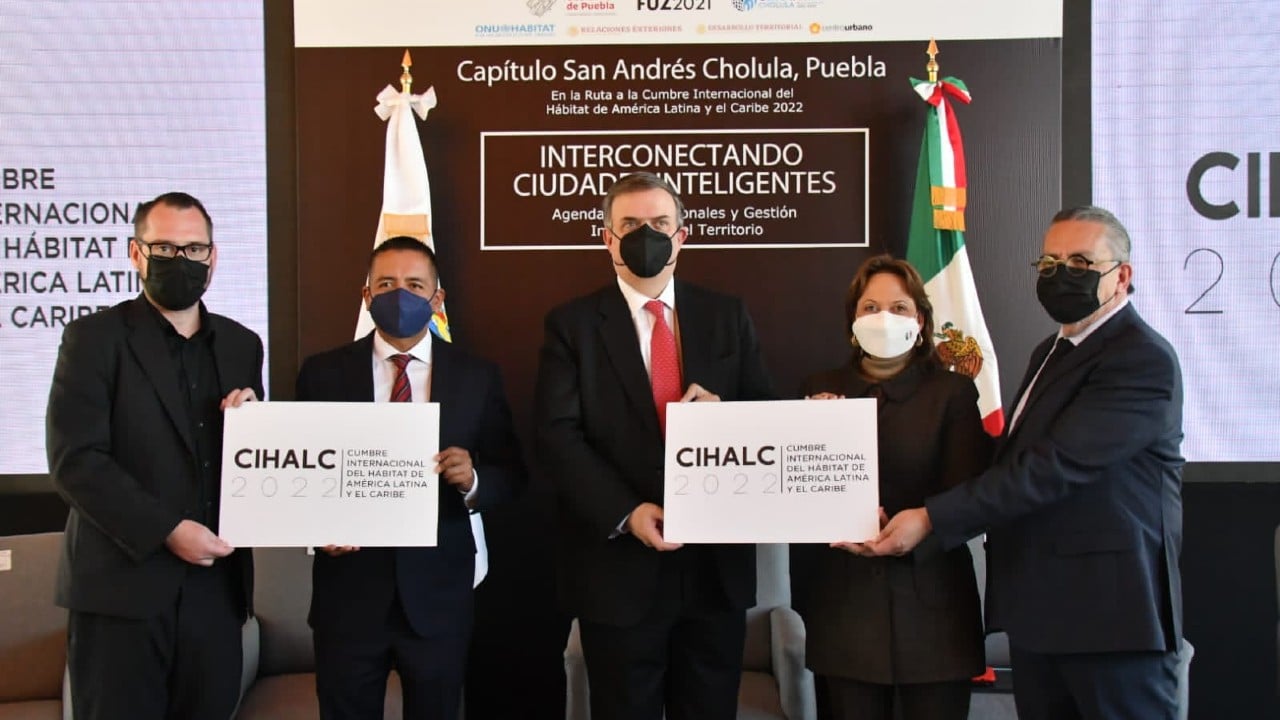 Ebrard encabeza foro en Puebla; anuncia consulta ciudadana y pinta en Talavera