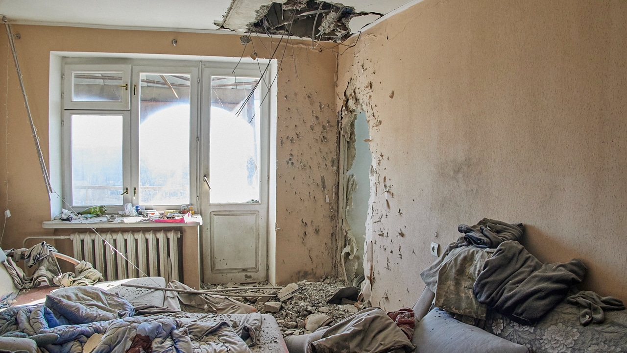 Edificio dañado tras el ataque de las tropas rusas en Járkov, Ucrania