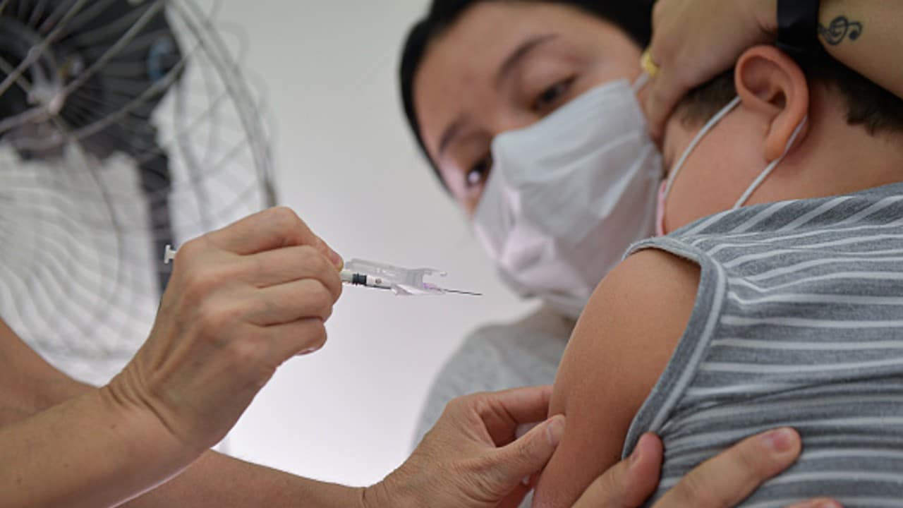 EEUU espera 'una buena señal de la eficacia' de vacuna de Pfizer para niños de entre 6 meses y 5 años de edad