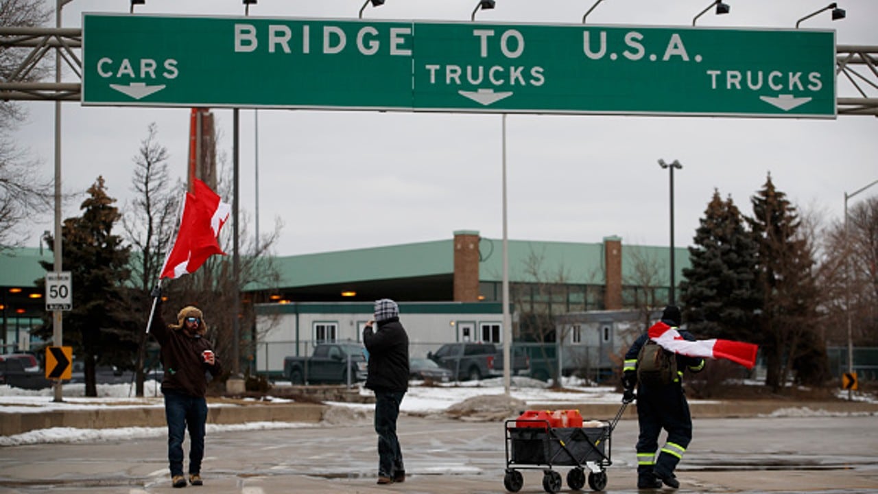 EEUU insta a Canadá a resolver bloqueo de camioneros que protestan por medidas anticovid.