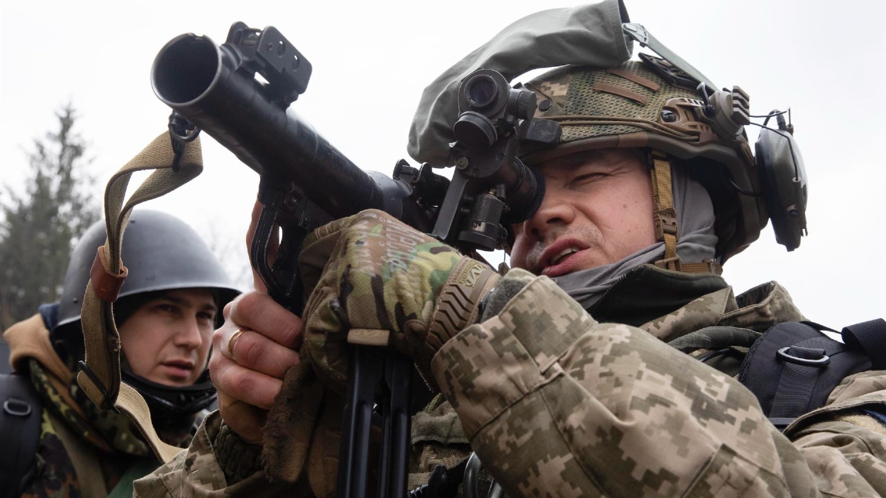 Combatientes de defensa territorial prueban armas y municiones en Kiev, Ucrania,