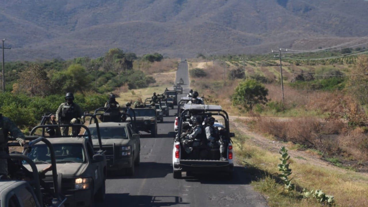 Elementos del ejército aseguraron armas, droga y cinco autos robados en Michoacán