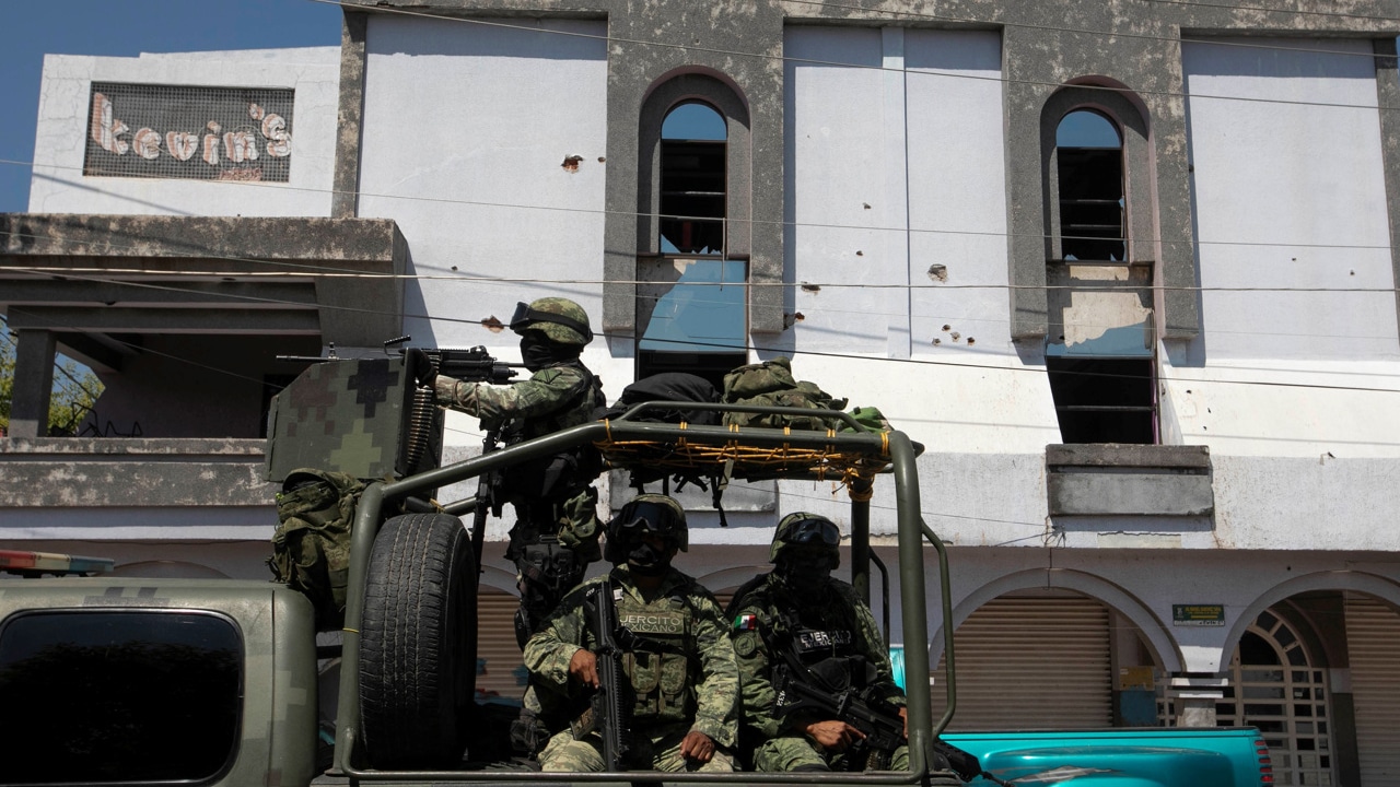 Grupos especiales del Ejército mexicano recorren la comunidad de Naranjo de Chila, en Michoacán