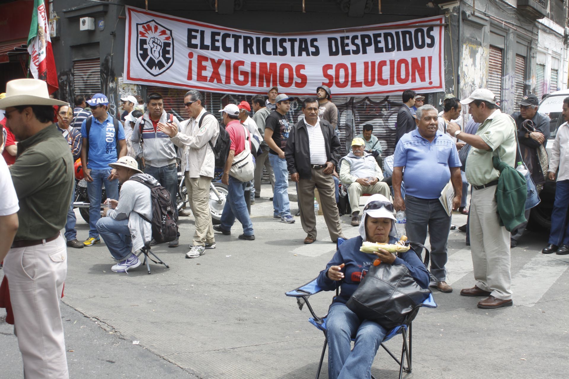 Integrantes del Sindicato Mexicano de Electricistas durante protesta en abril del 2014, afuera de la Secretaría de Gobernación.