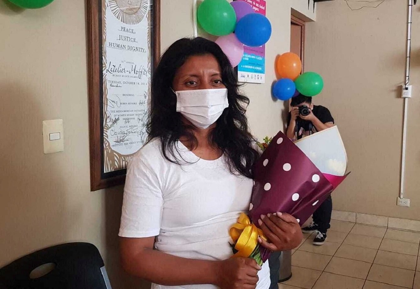 Liberan a salvadoreña tras 10 años en prisión por abortar