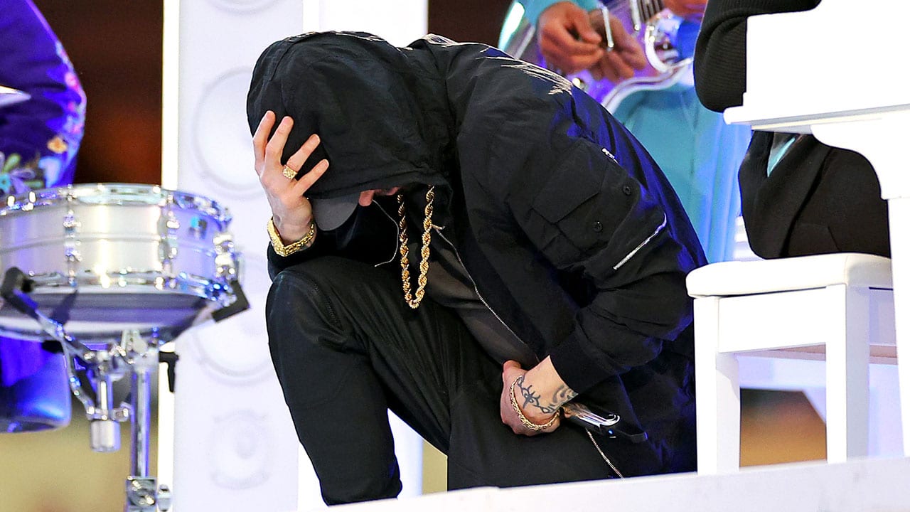 Eminem causa controversia y se arrodilla durante el medio tiempo del Super Bowl 2022