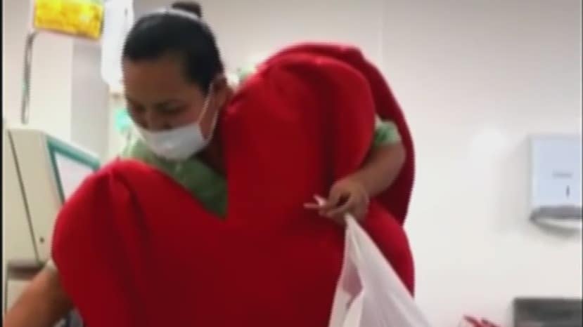 enfermera se disfraza de corazon y regala paletas a pacientes de hemodialisis