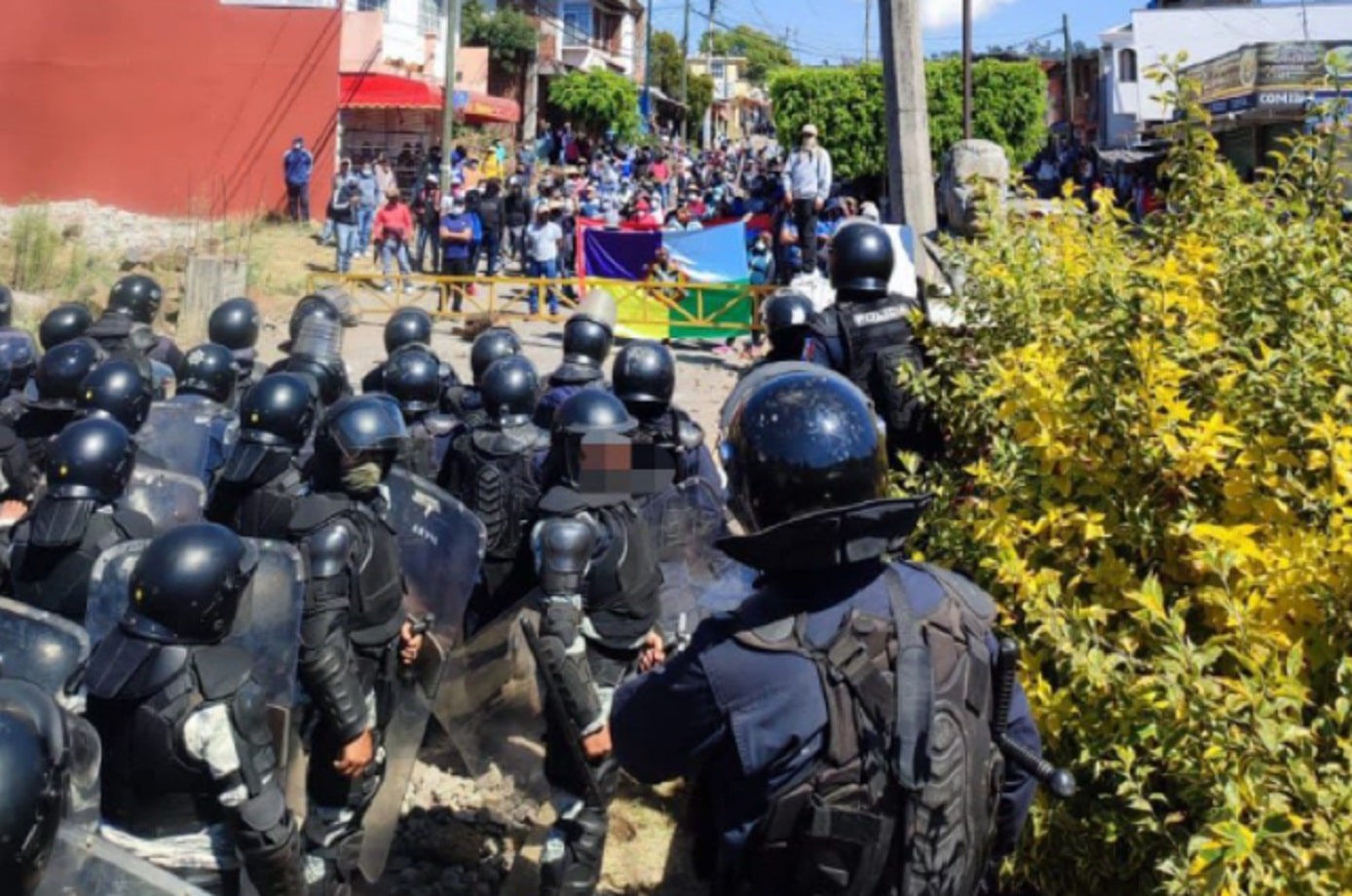 Integrantes de la CNTE agreden a granaderos en Michoacán