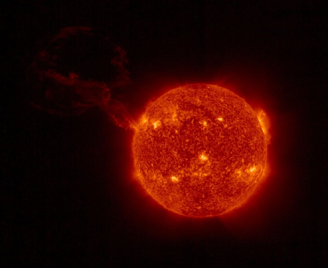 ESA y NASA captan la mayor erupción en una prominencia solar