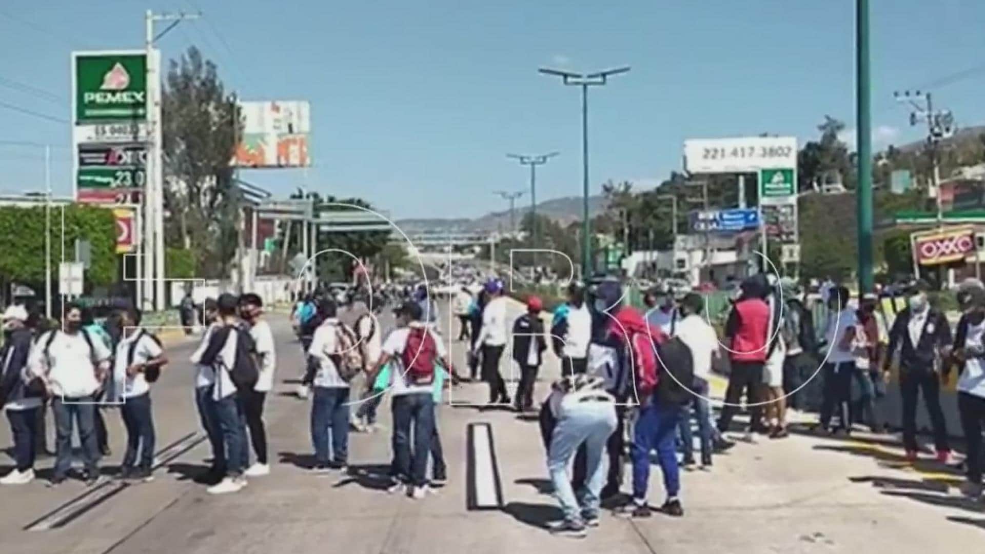 estudiantes de normales publicas realizan bloqueo en el parador del marques chilpancingo