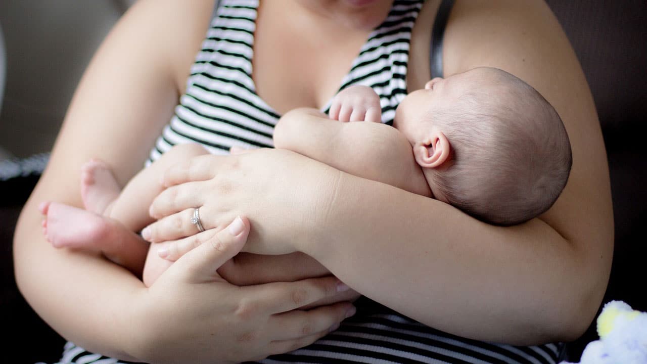 Estudio: Madres no recuperan sueño 6 años después de parir