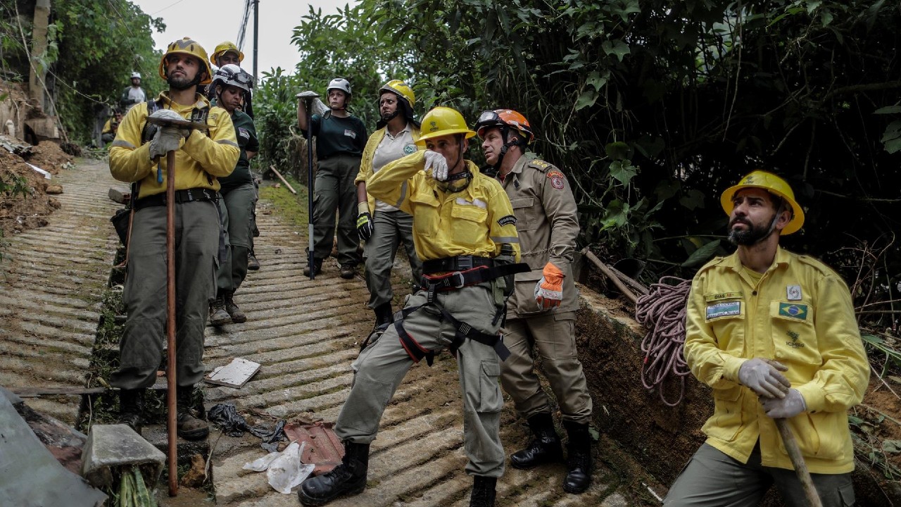 Evacuan zonas de riesgo por alerta de lluvias en Petrópolis, Brasil