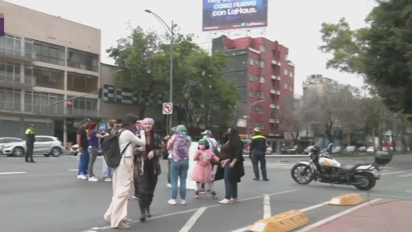 familiares de victimas de feminicidios protestan en insurgentes
