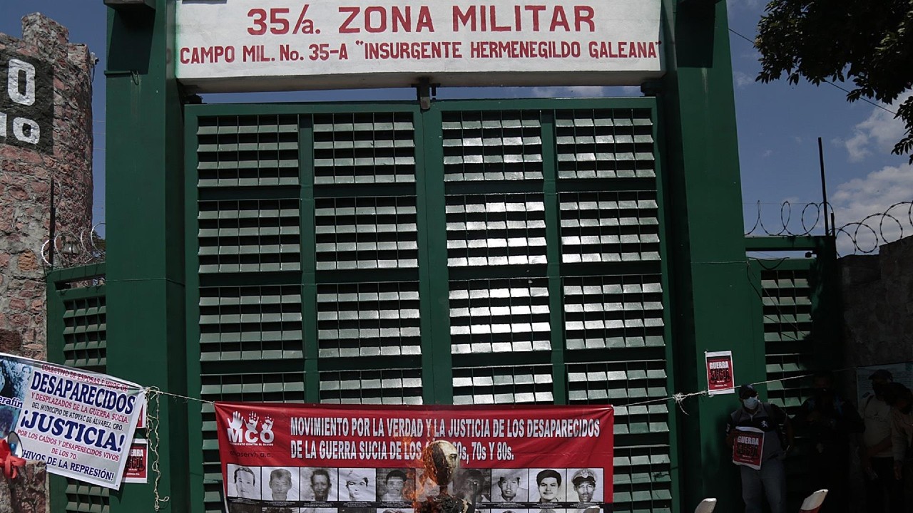 Familias de desaparecidos protestan en Guerrero por Día del Ejército.