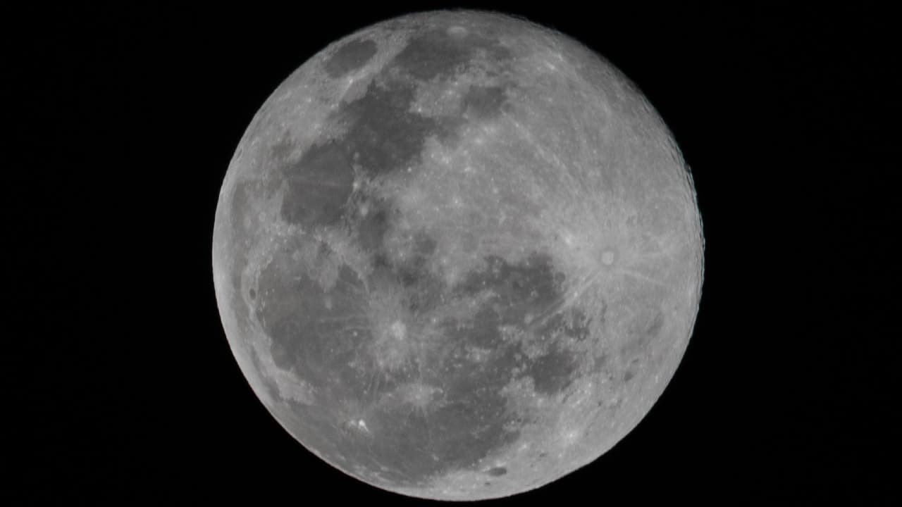 Fotografía de la Luna en todo su esplendor.